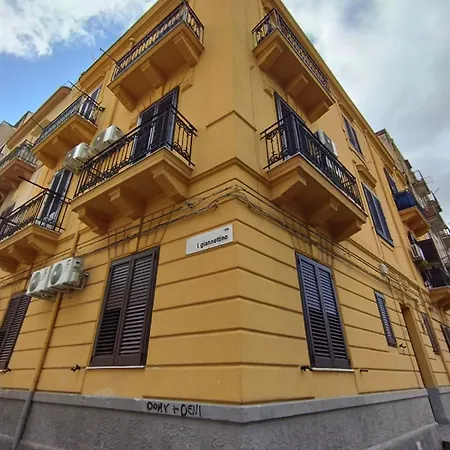 Pensión Triscele House *