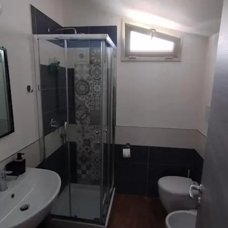 Triscele House Guest house *
