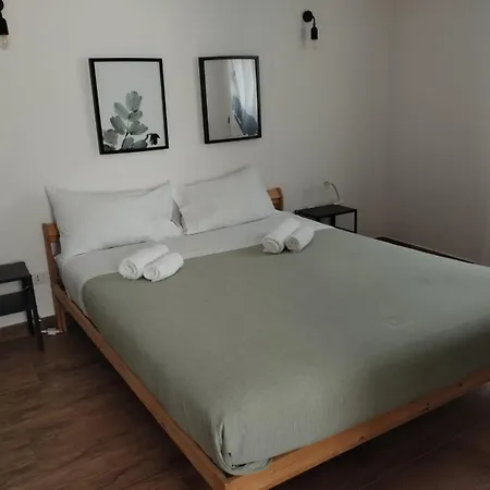 Pensión Triscele House