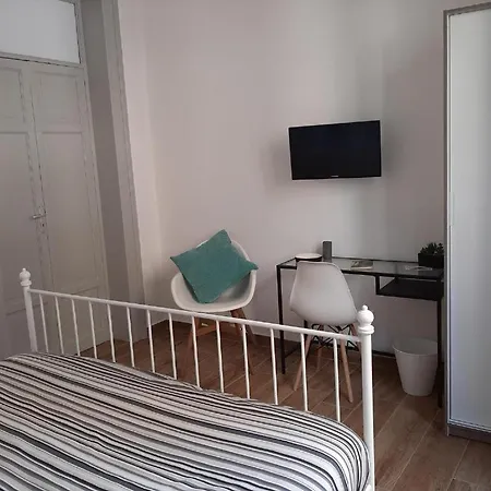 Pensión Triscele House